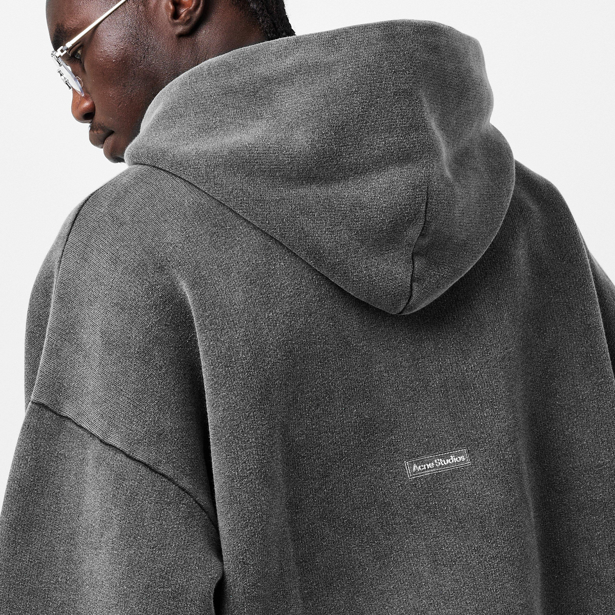 Patch Logo Relaxed Fit Hoodie קפוצ׳ון אפור כהה דהוי