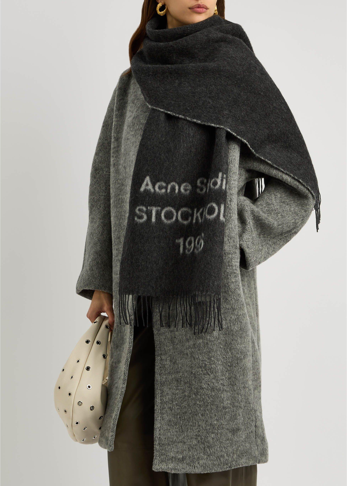 Venus Logo Oversized Scarf צעיף צמר אוברסייז שחור עם לוגו