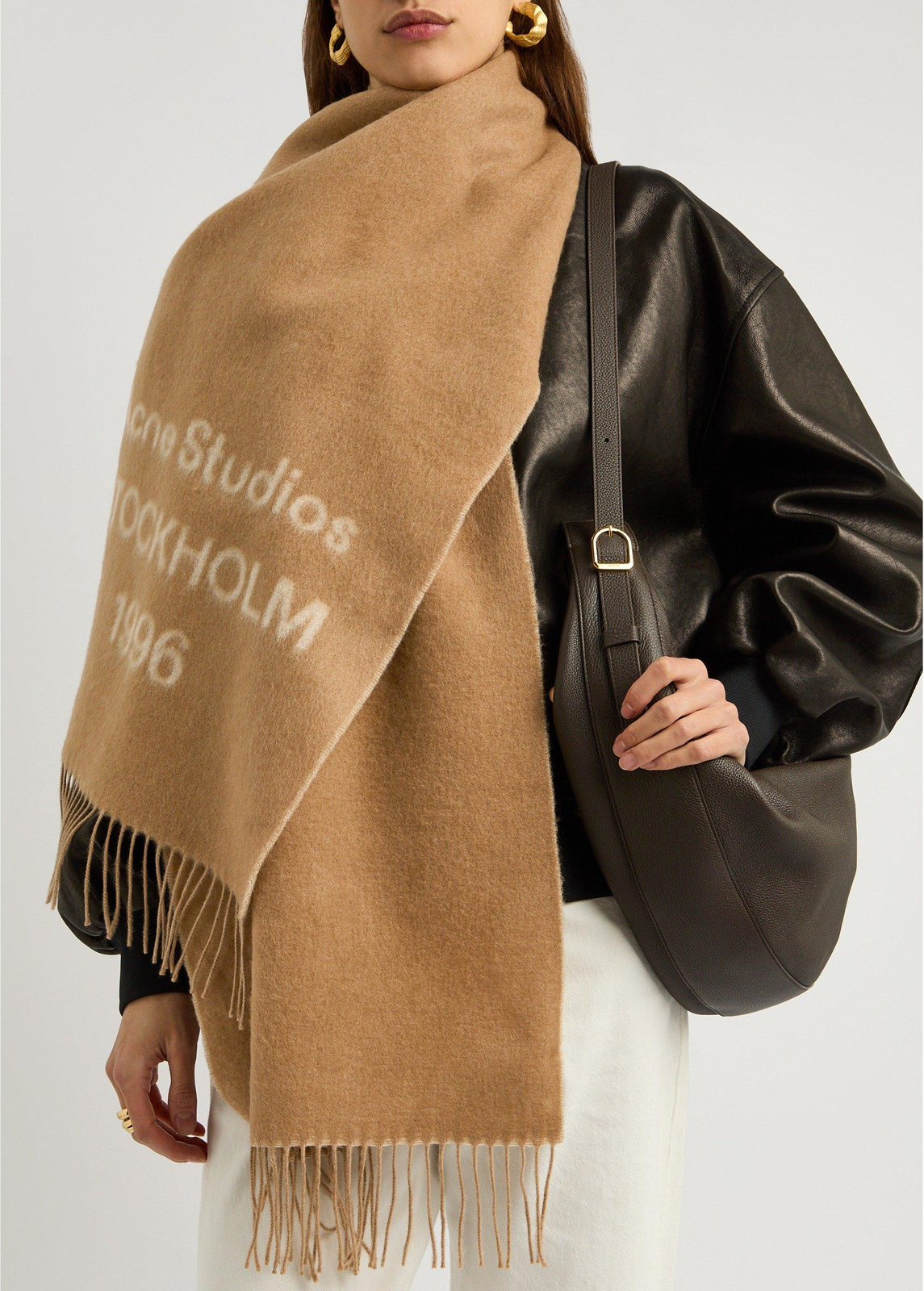 Venus Logo Oversized Scarf צעיף צמר אוברסייז בגוון קאמל עם לוגו